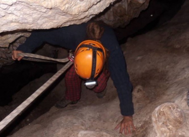 Casco naranja con frontal